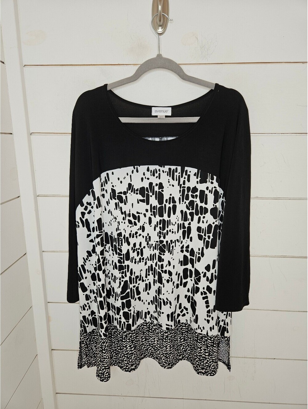 Avenue size 22/24 black & white stretchy tunic top